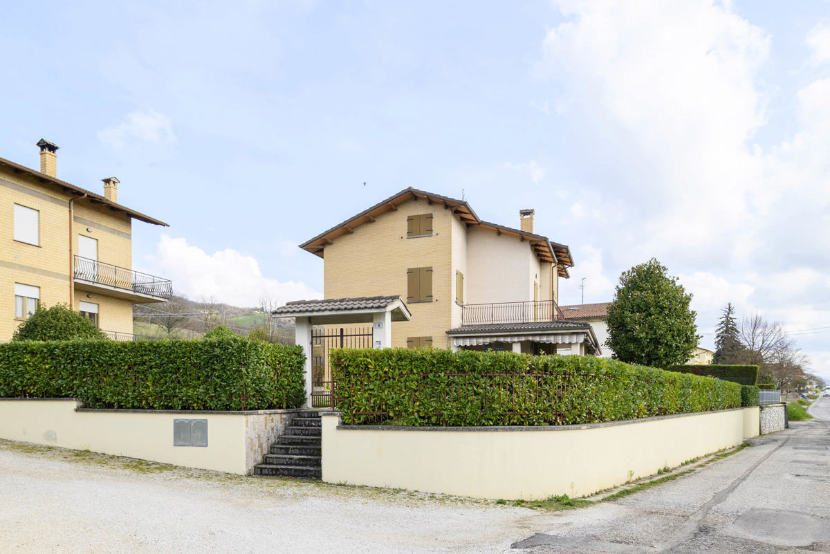 Foto 1 di 25 - Casa indipendente in vendita a Gubbio
