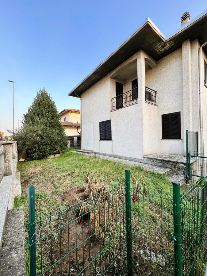 Foto 1 di 19 - Villa a schiera in vendita a Origgio