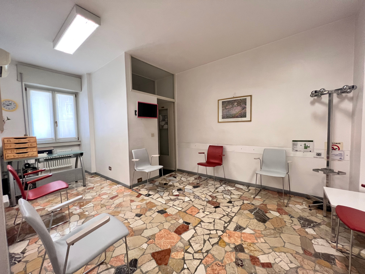 Foto 2 di 6 - Ufficio in affitto a Malgrate