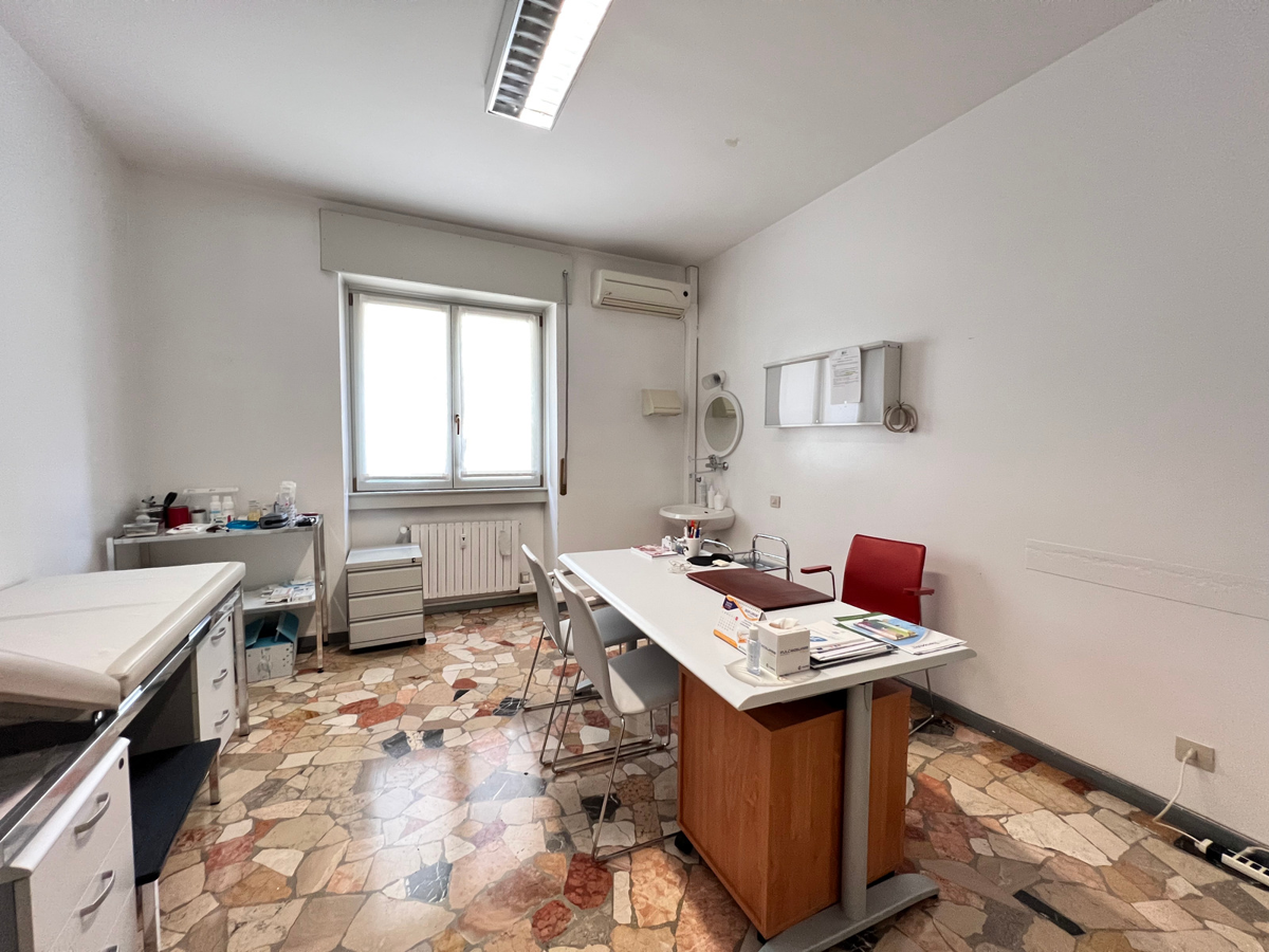 Foto 1 di 6 - Ufficio in affitto a Malgrate