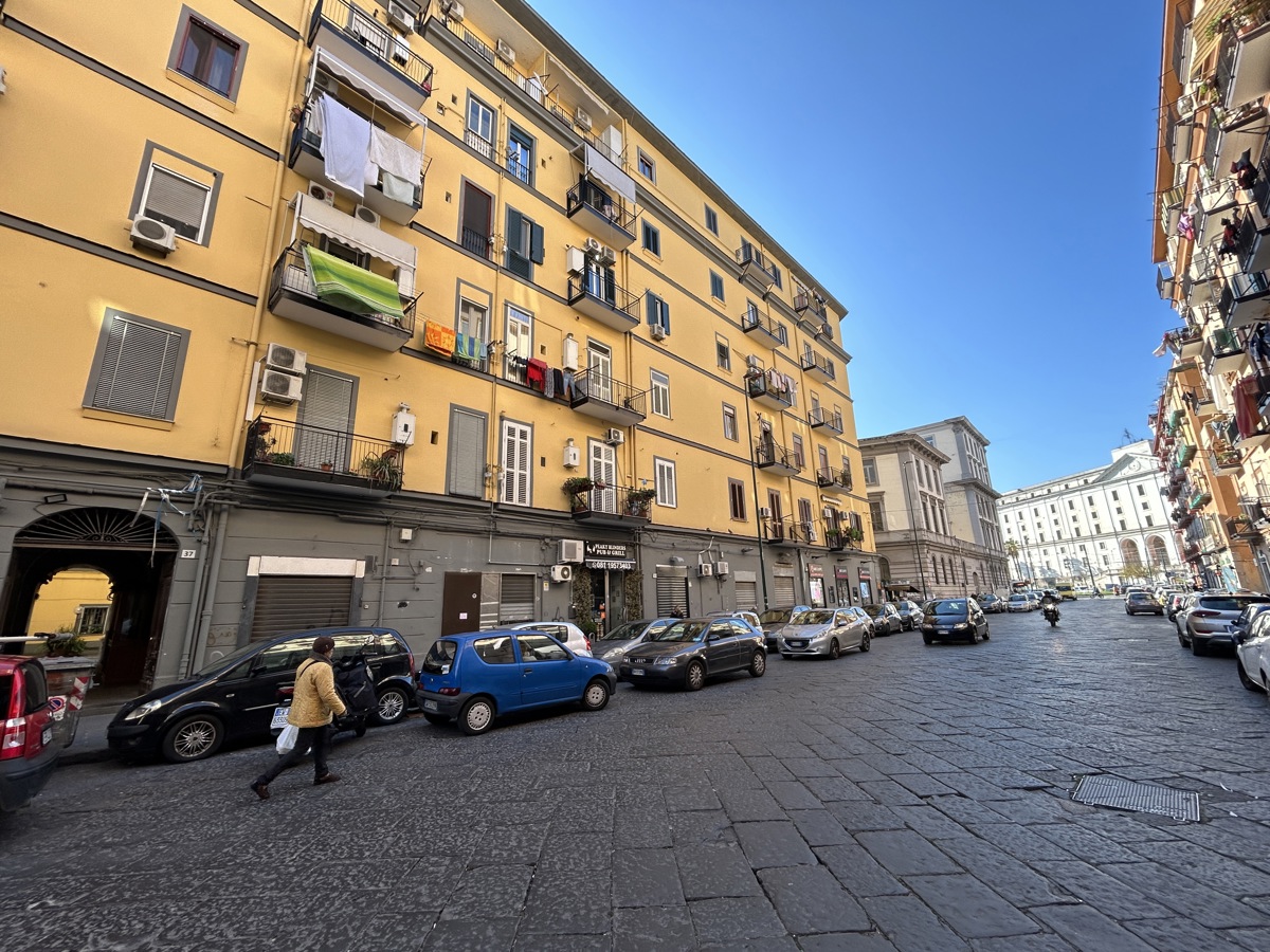 Foto 1 di 24 - Negozio in affitto a Napoli