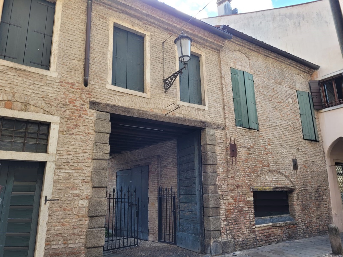 Foto 1 di 15 - Palazzo o stabile in vendita a Padova
