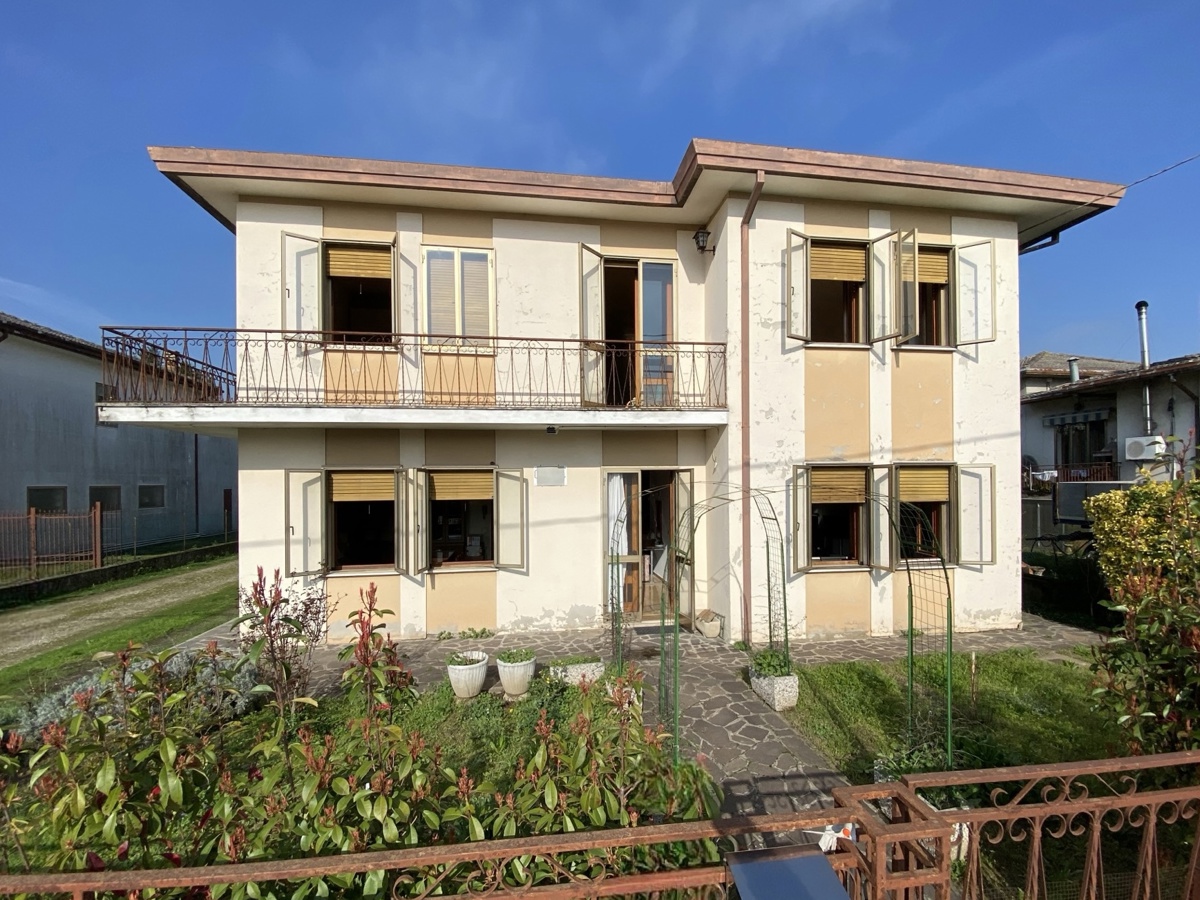 Foto 1 di 21 - Casa indipendente in vendita a Villa Estense
