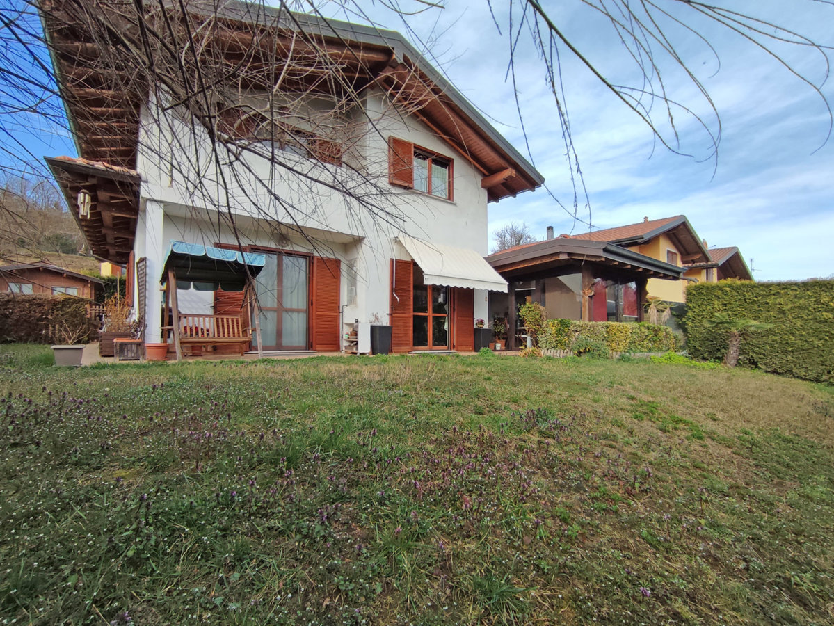 Foto 2 di 20 - Villa in vendita a Comignago