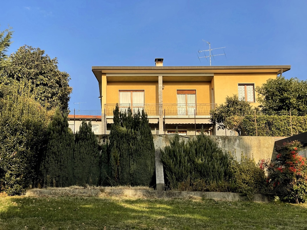 Foto 1 di 31 - Casa indipendente in vendita a Besozzo