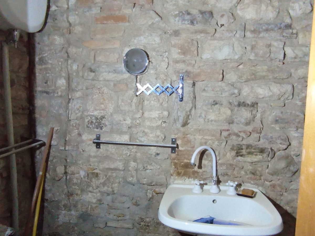 Foto 8 di 9 - Negozio in affitto a Spoleto