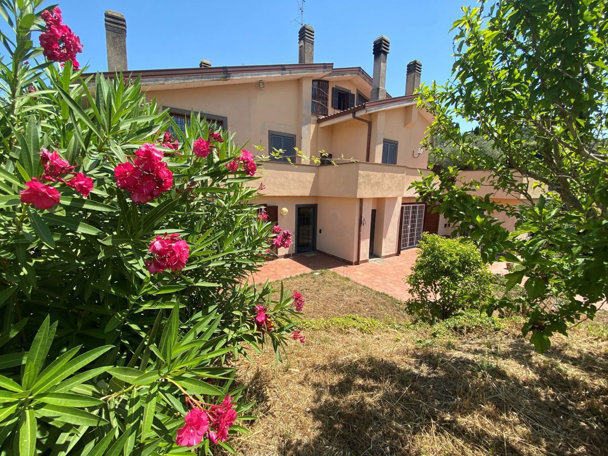 Foto 1 di 42 - Villa a schiera in vendita a Frascati