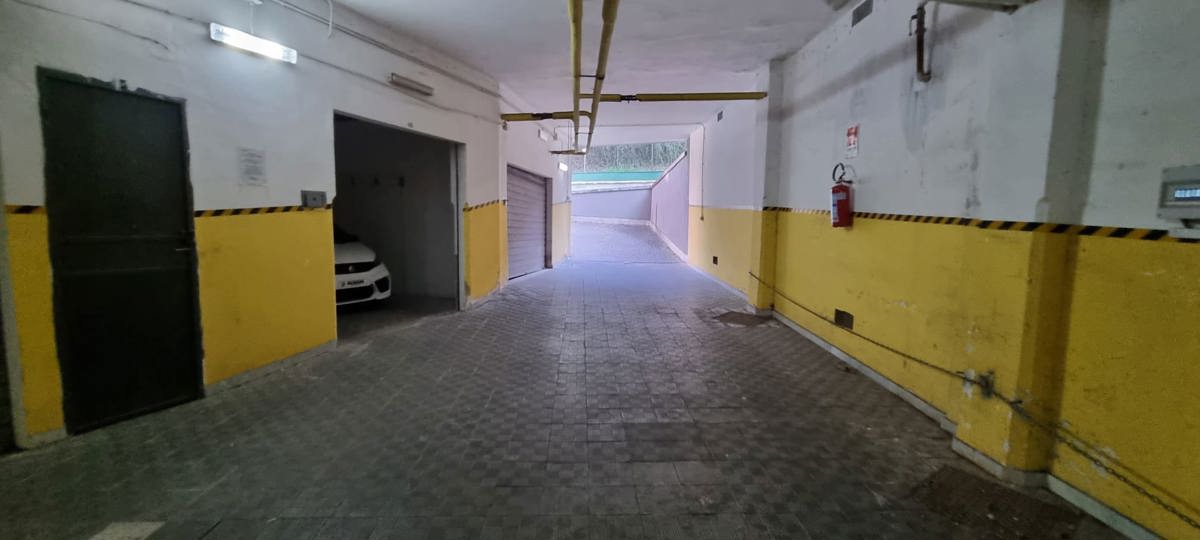 Foto 2 di 11 - Garage in vendita a Napoli