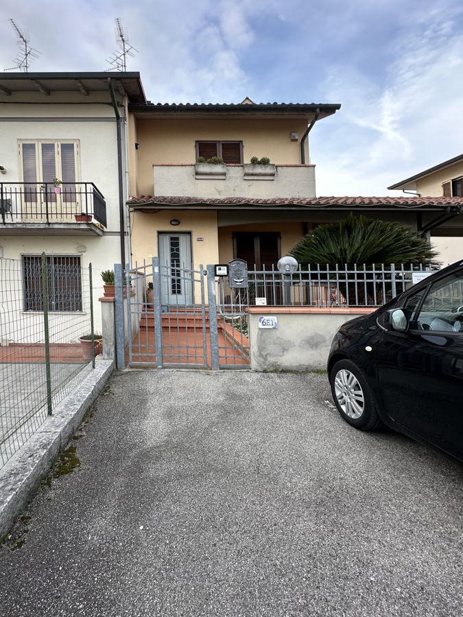 Foto 1 di 52 - Villa in vendita a Prato
