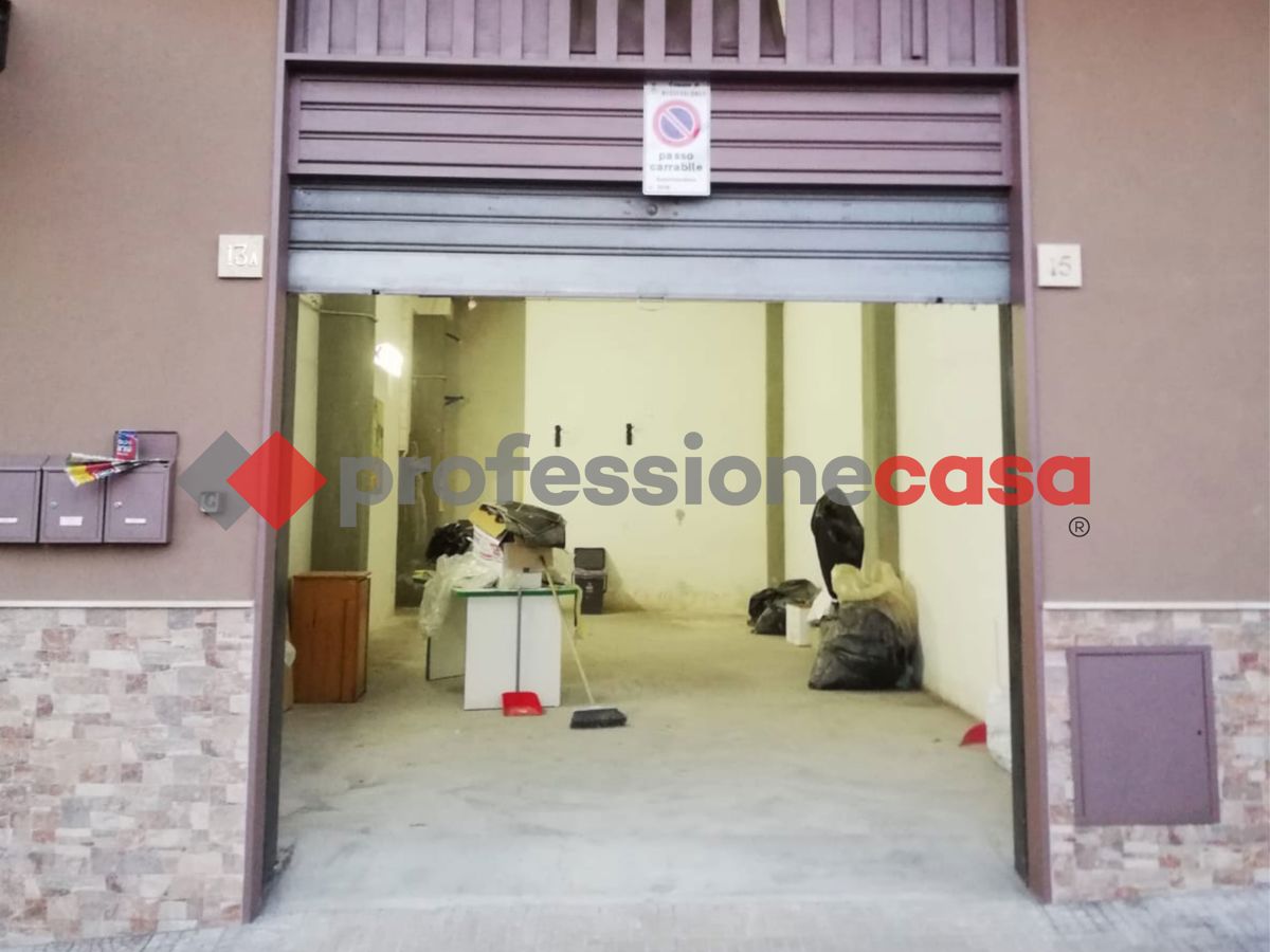 Foto 2 di 17 - Garage in vendita a Misterbianco