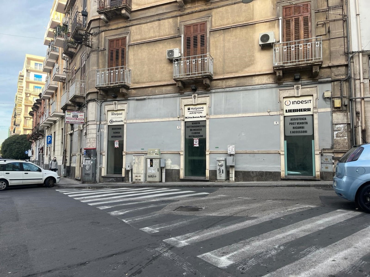 Foto 4 di 5 - Negozio in affitto a Catania