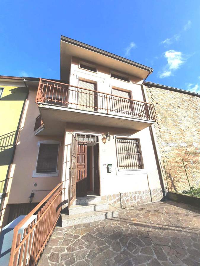 Foto 1 di 37 - Casa indipendente in vendita a Vernasca