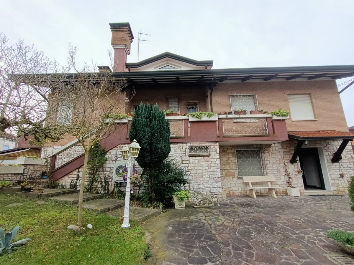 Foto 1 di 22 - Villa in vendita a Adria