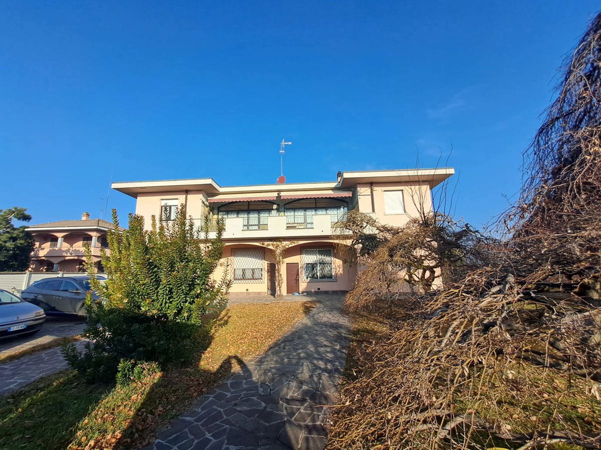 Foto 1 di 32 - Casa indipendente in vendita a Marcallo Con Casone
