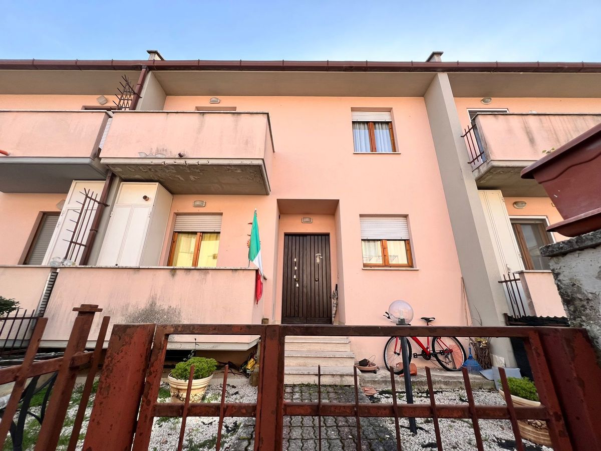 Foto 1 di 22 - Villa a schiera in vendita a Spoleto