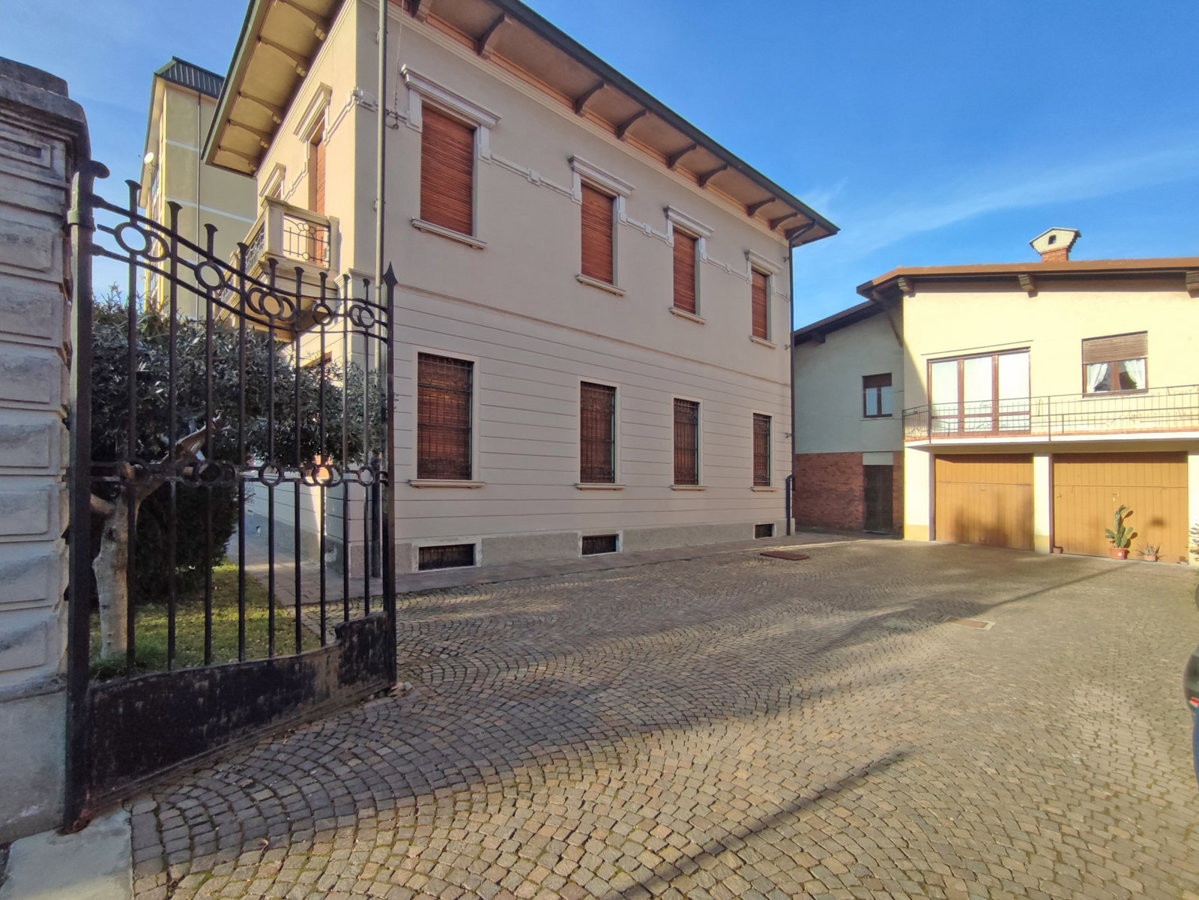 Foto 10 di 27 - Casa indipendente in vendita a Varallo Pombia