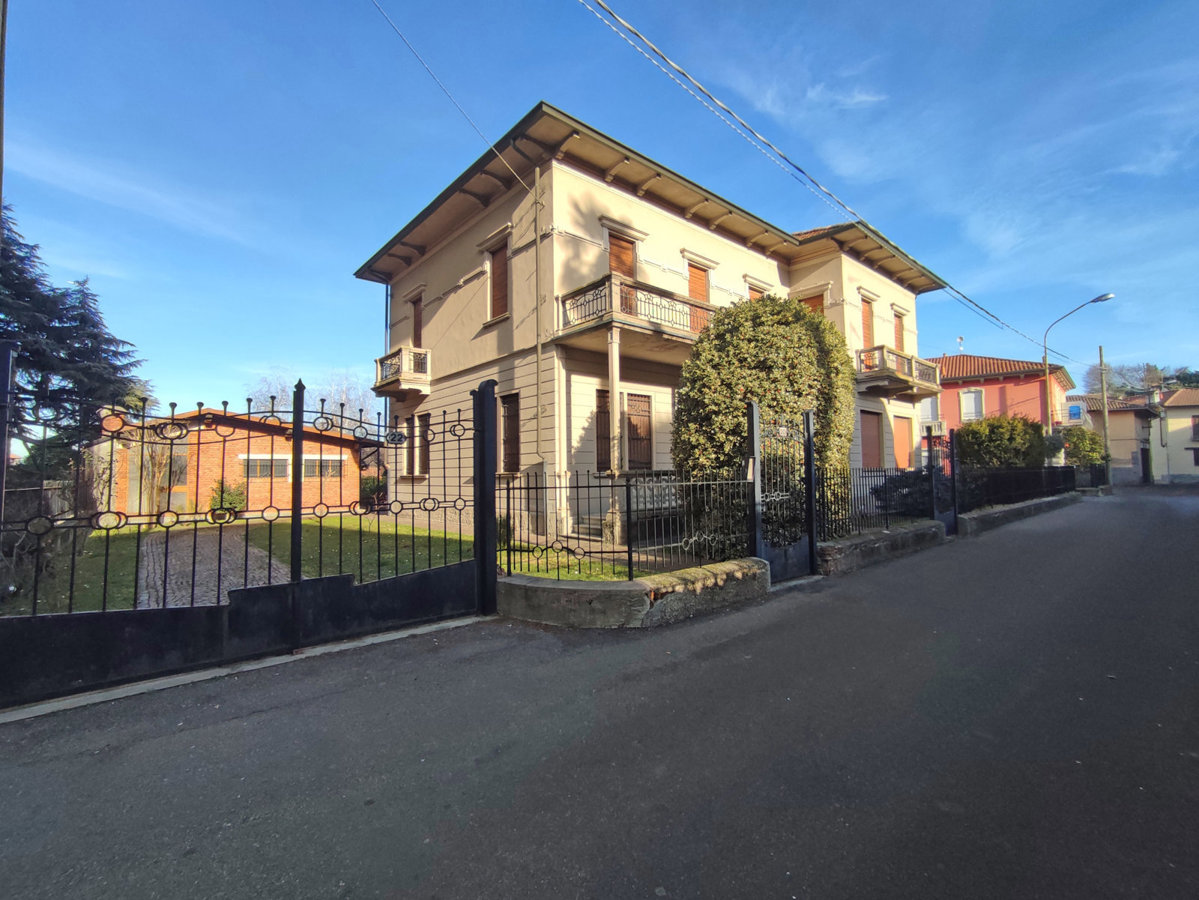 Foto 1 di 27 - Casa indipendente in vendita a Varallo Pombia