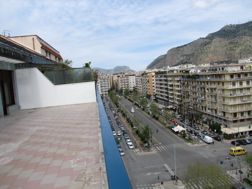 Foto 1 di 52 - Attico in affitto a Palermo