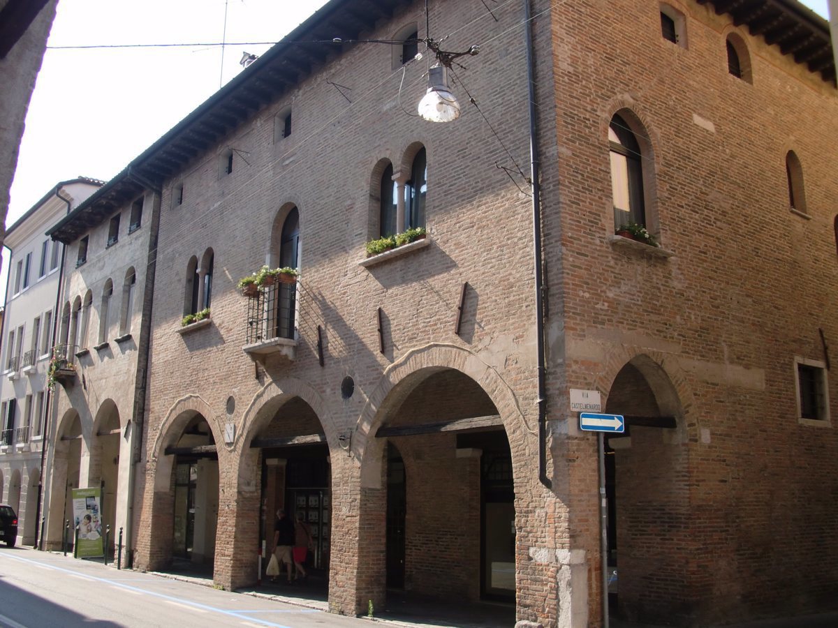 Foto 1 di 8 - Negozio in affitto a Treviso