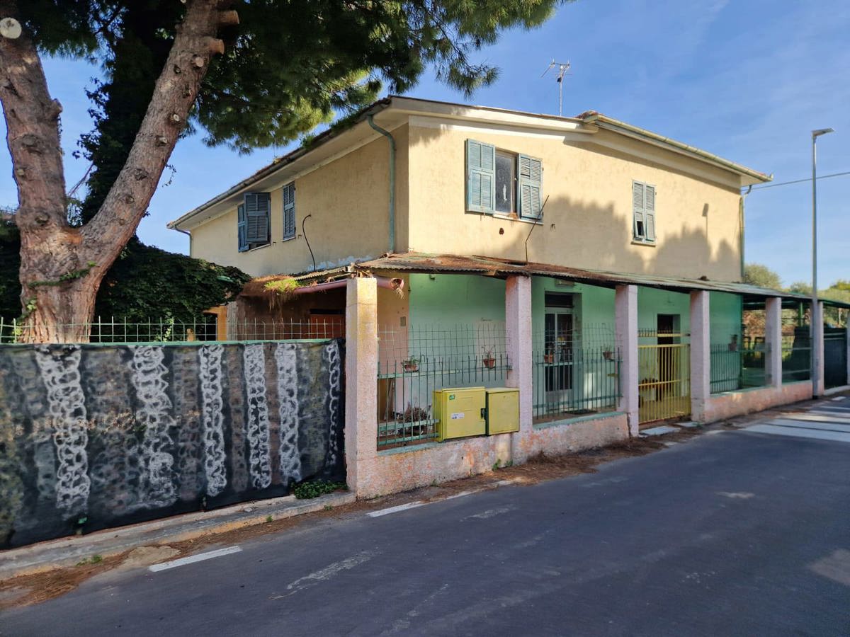 Foto 1 di 3 - Casa indipendente in vendita a Albenga