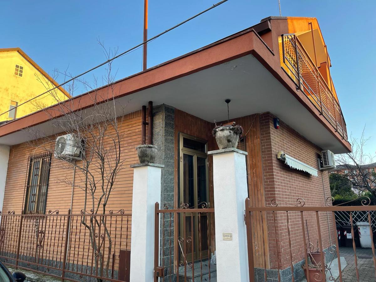 Foto 1 di 35 - Casa indipendente in vendita a Grugliasco