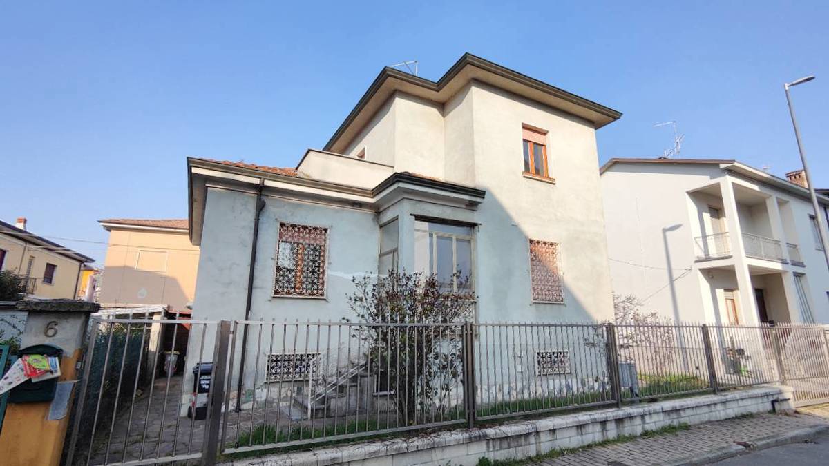 Foto 1 di 29 - Villa in vendita a Piacenza