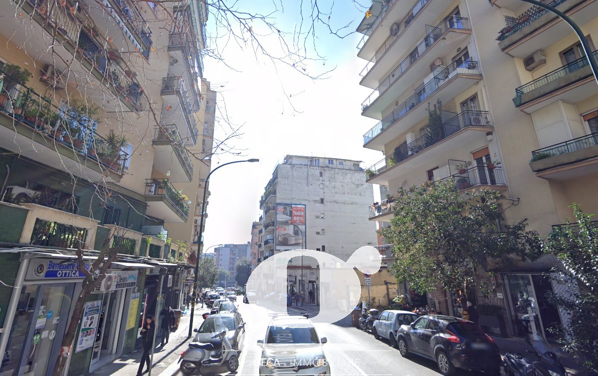 Foto 1 di 12 - Negozio in affitto a Napoli