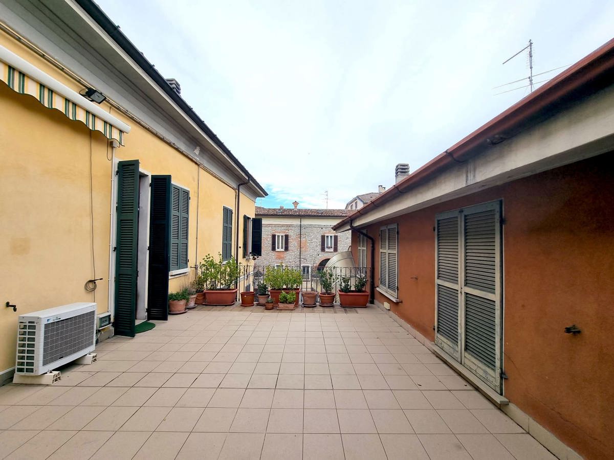 Foto 1 di 7 - Palazzo o stabile in vendita a Podenzano