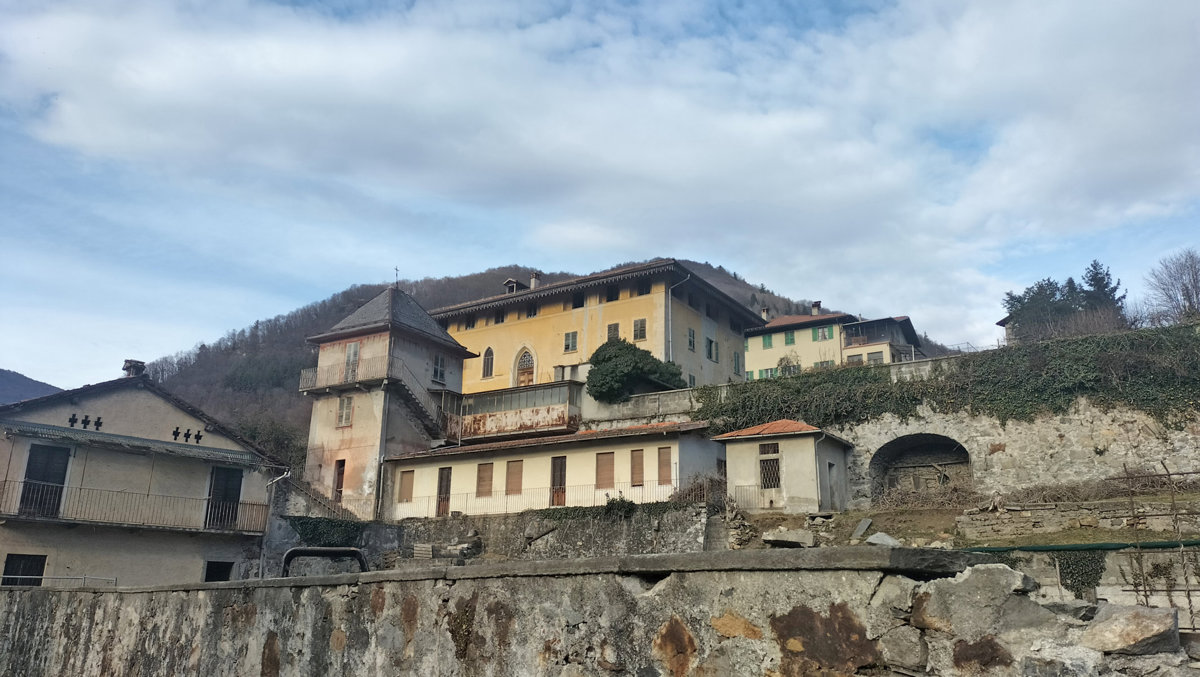 Palazzo o stabile in vendita a Varallo