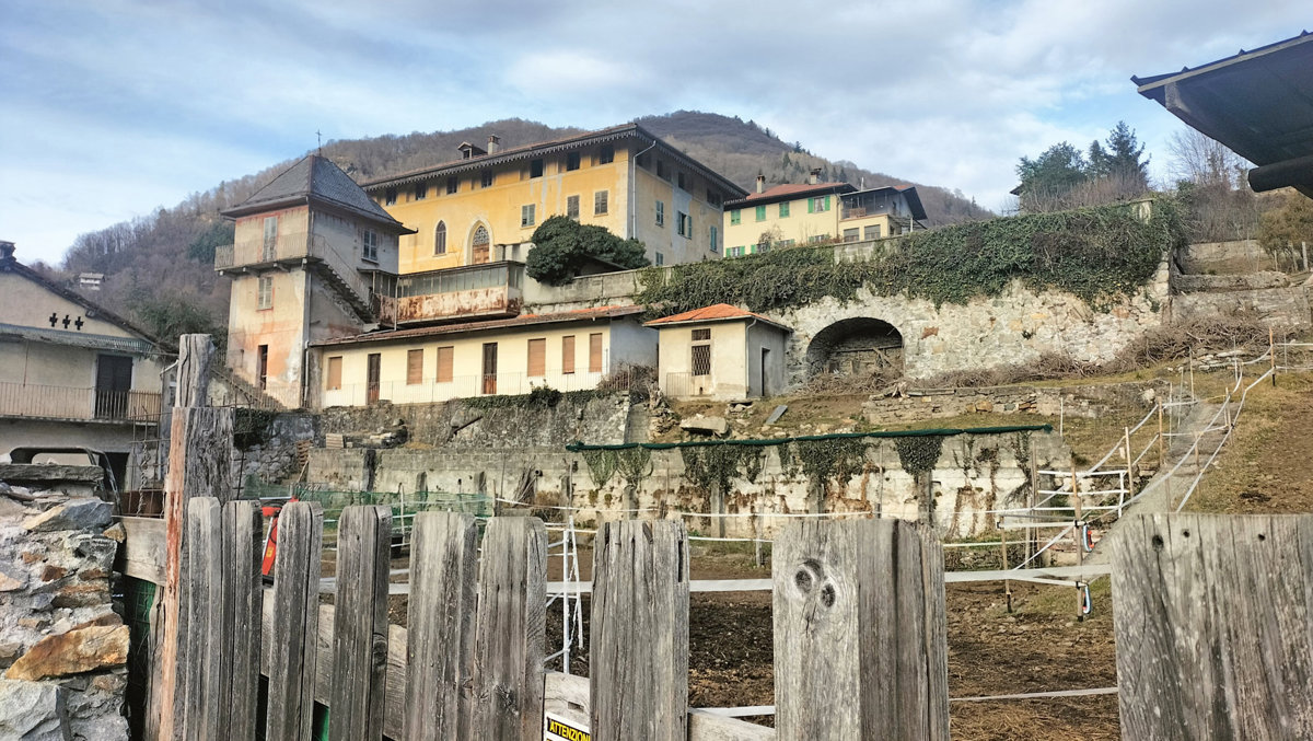 Foto 2 di 42 - Palazzo o stabile in vendita a Varallo