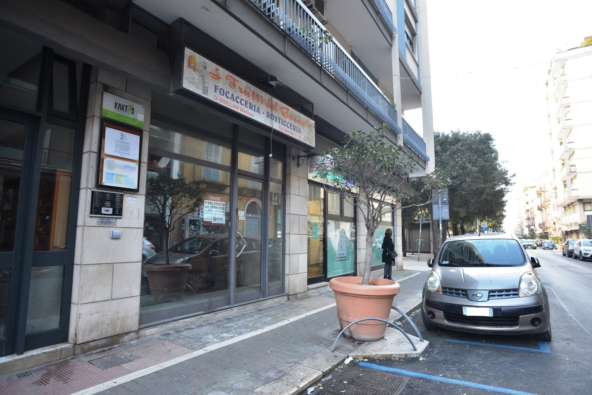 Foto 11 di 14 - Negozio in vendita a Bari