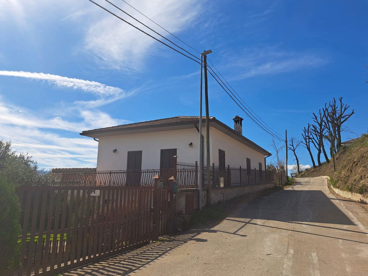 Foto 1 di 26 - Casa indipendente in vendita a Cervaro