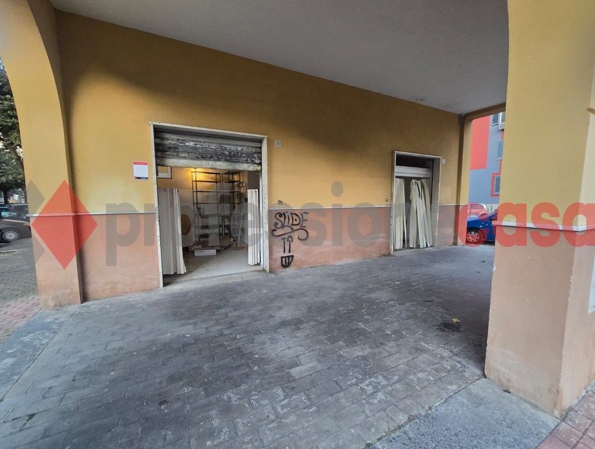 Foto 3 di 5 - Garage in vendita a Salerno