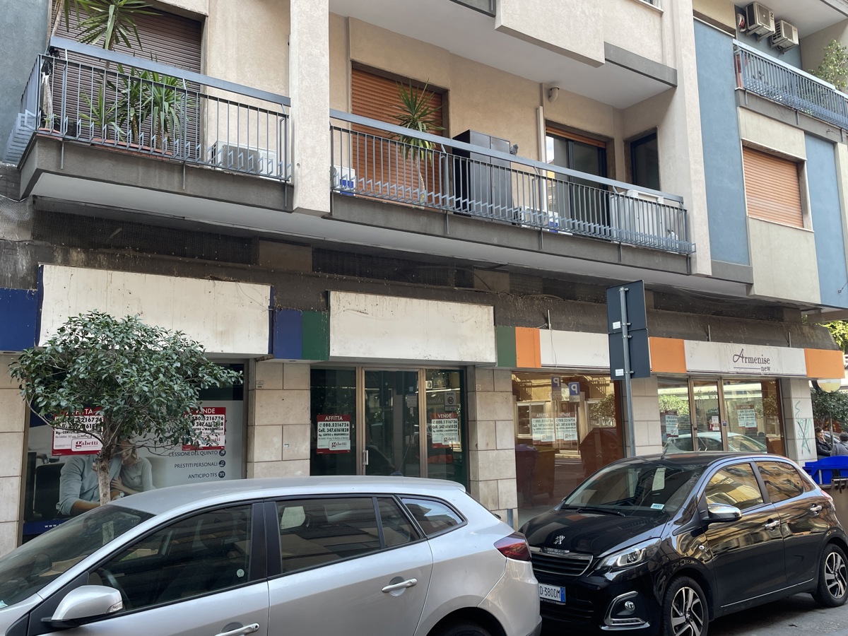 Foto 14 di 15 - Negozio in affitto a Bari