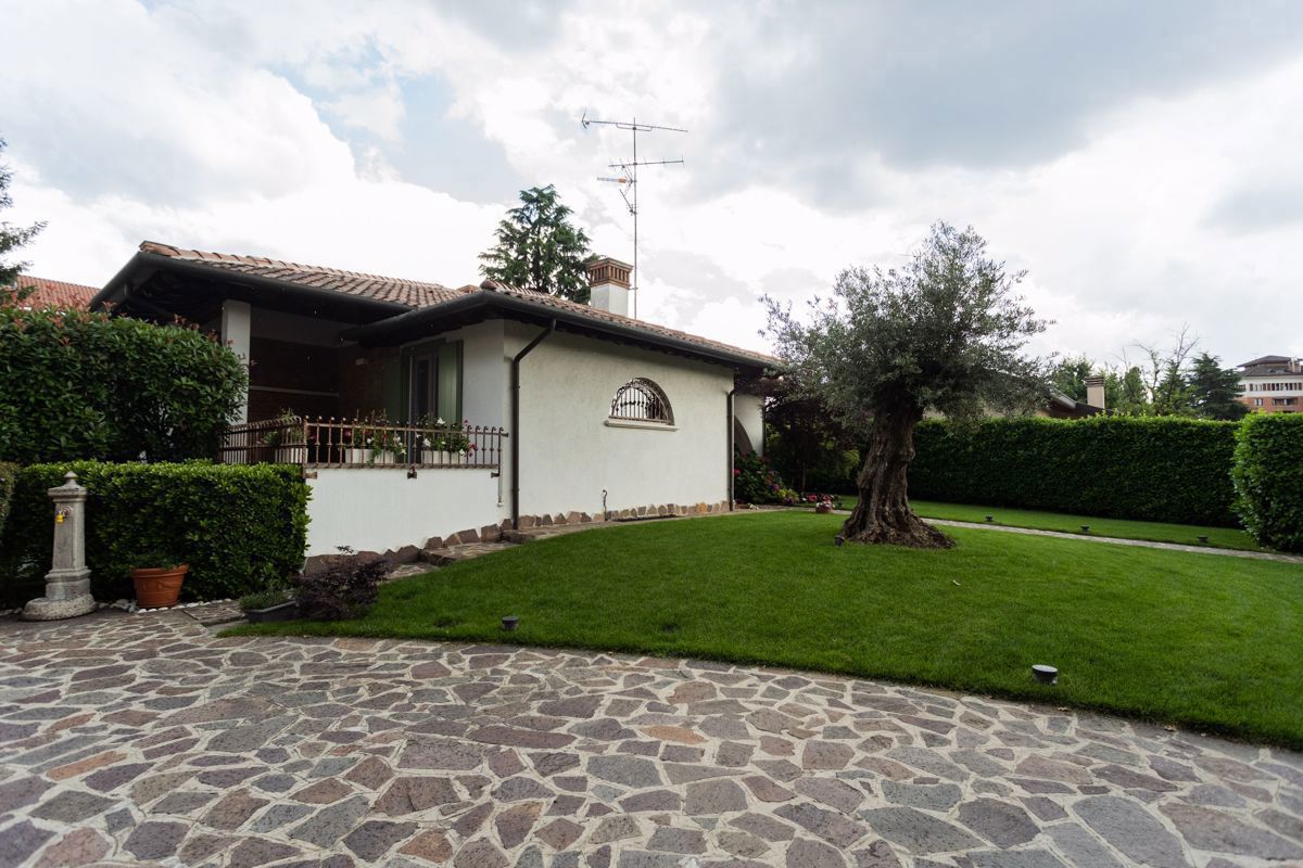 Foto 4 di 41 - Villa in vendita a Vedano al Lambro