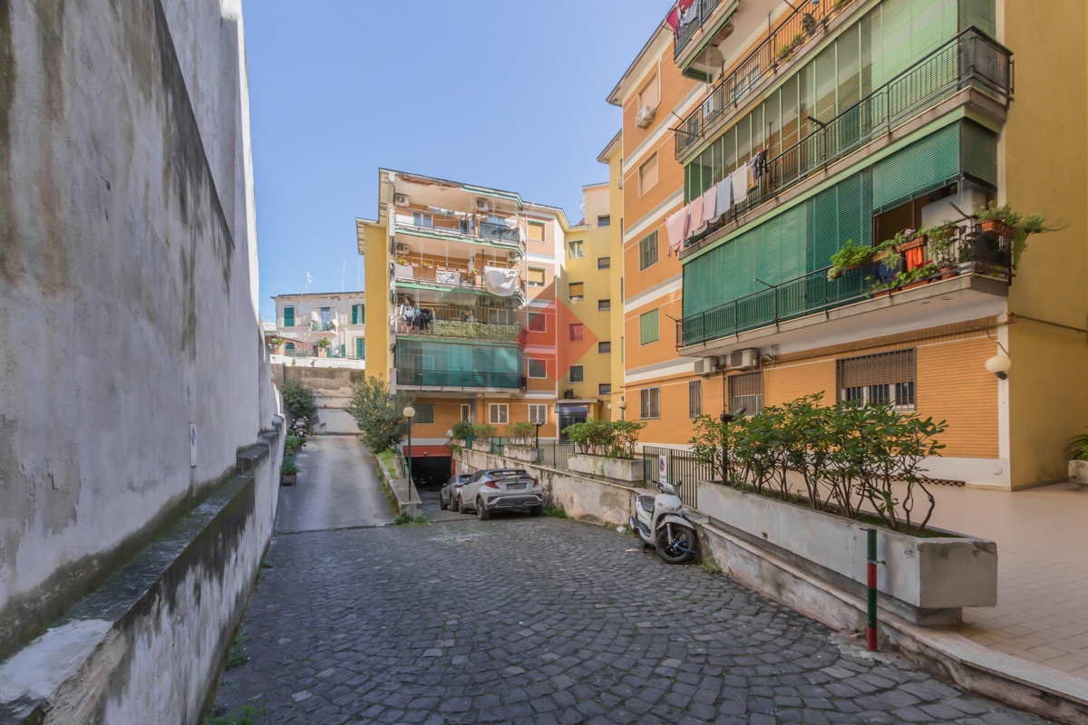 Foto 2 di 35 - Appartamento in vendita a Portici