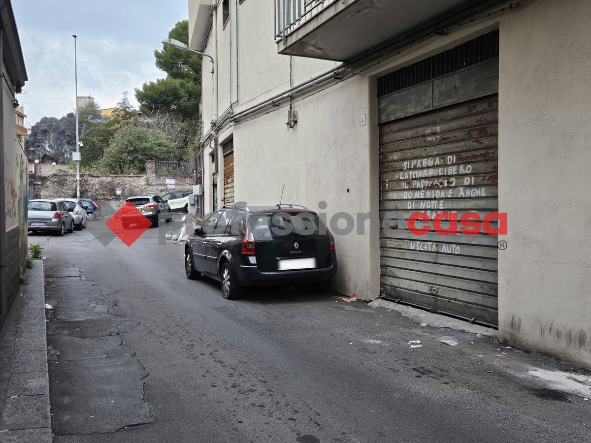 Foto 3 di 12 - Garage in vendita a Catania