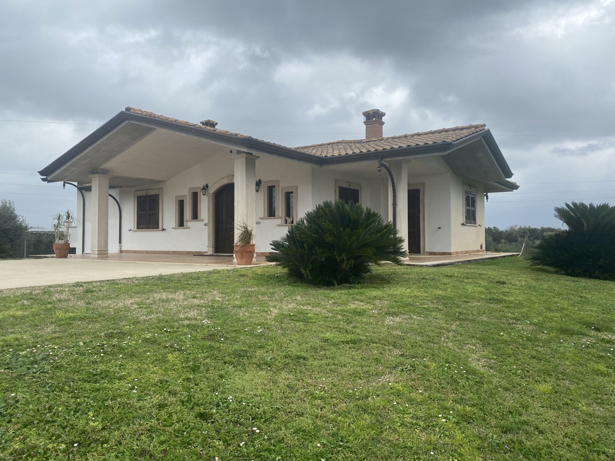 Foto 1 di 50 - Villa in vendita a Pontinia