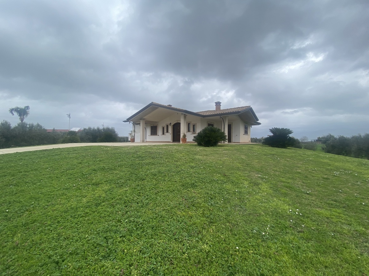 Foto 2 di 50 - Villa in vendita a Pontinia