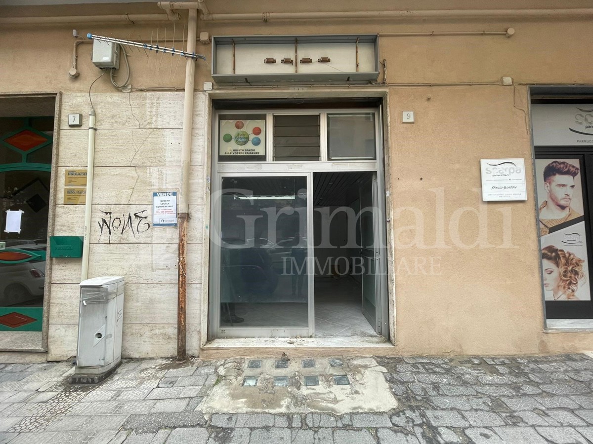 Foto 8 di 11 - Negozio in vendita a Salerno