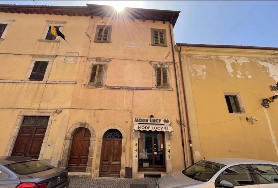 Foto 1 di 16 - Palazzo o stabile in vendita a Leonessa