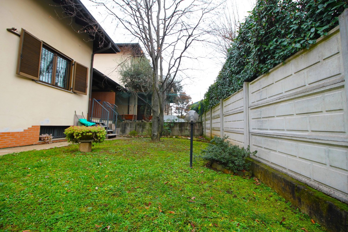 Foto 1 di 29 - Villa a schiera in vendita a Legnano