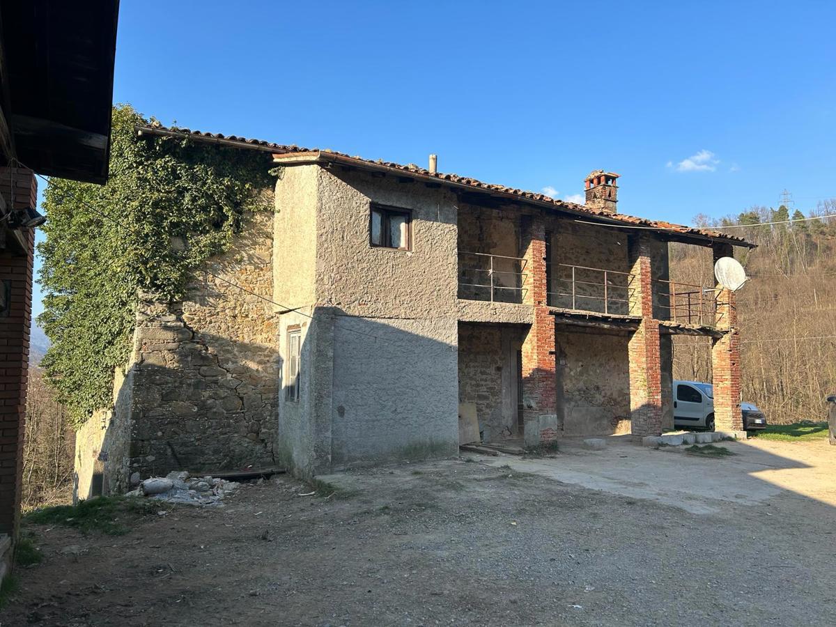 Foto 1 di 35 - Palazzo o stabile in vendita a Castelnuovo Garfagnana