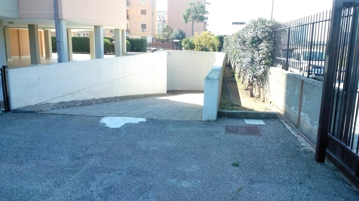 Foto 2 di 3 - Garage in vendita a Bari