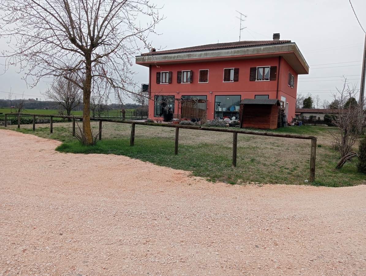 Foto 1 di 2 - Palazzo o stabile in vendita a Monzambano