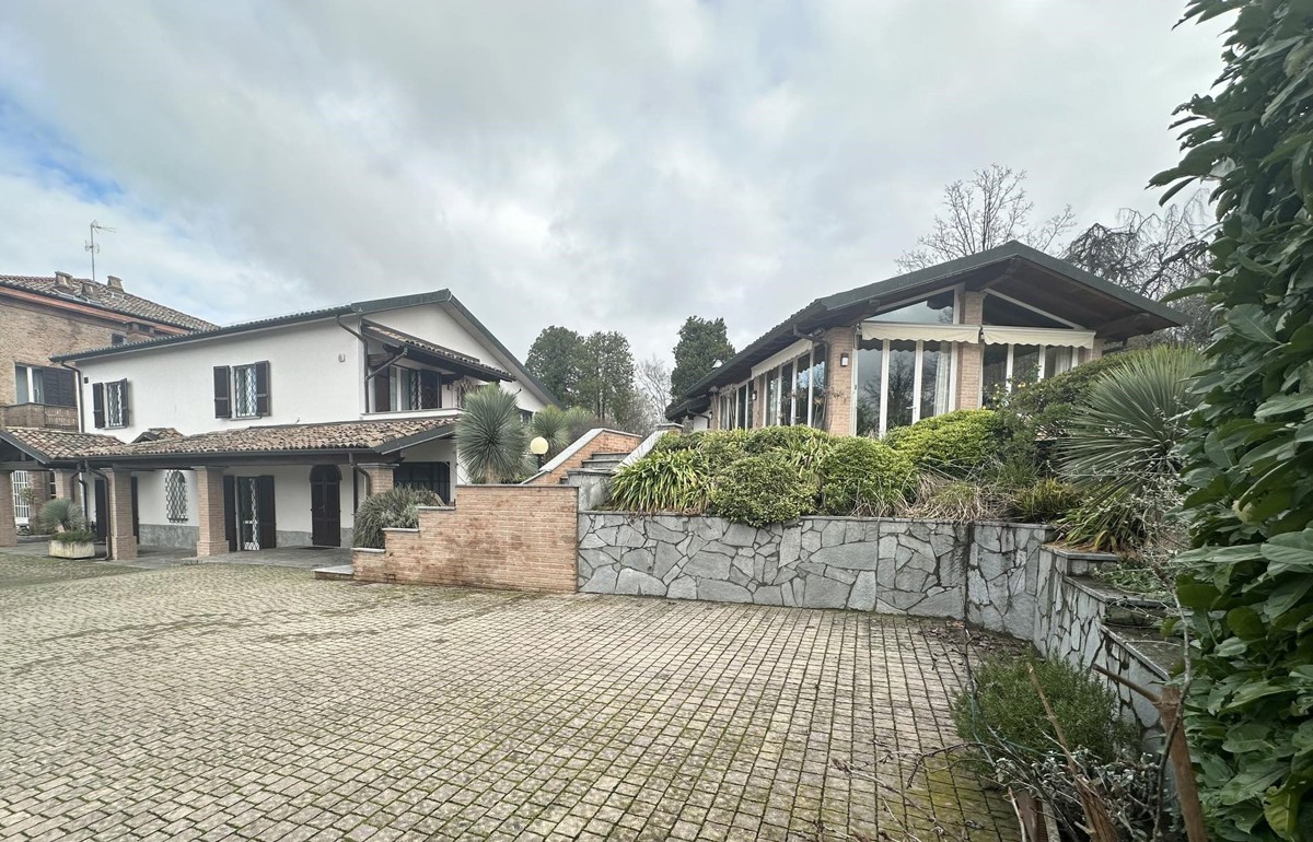 Foto 1 di 30 - Villa in vendita a Casteggio
