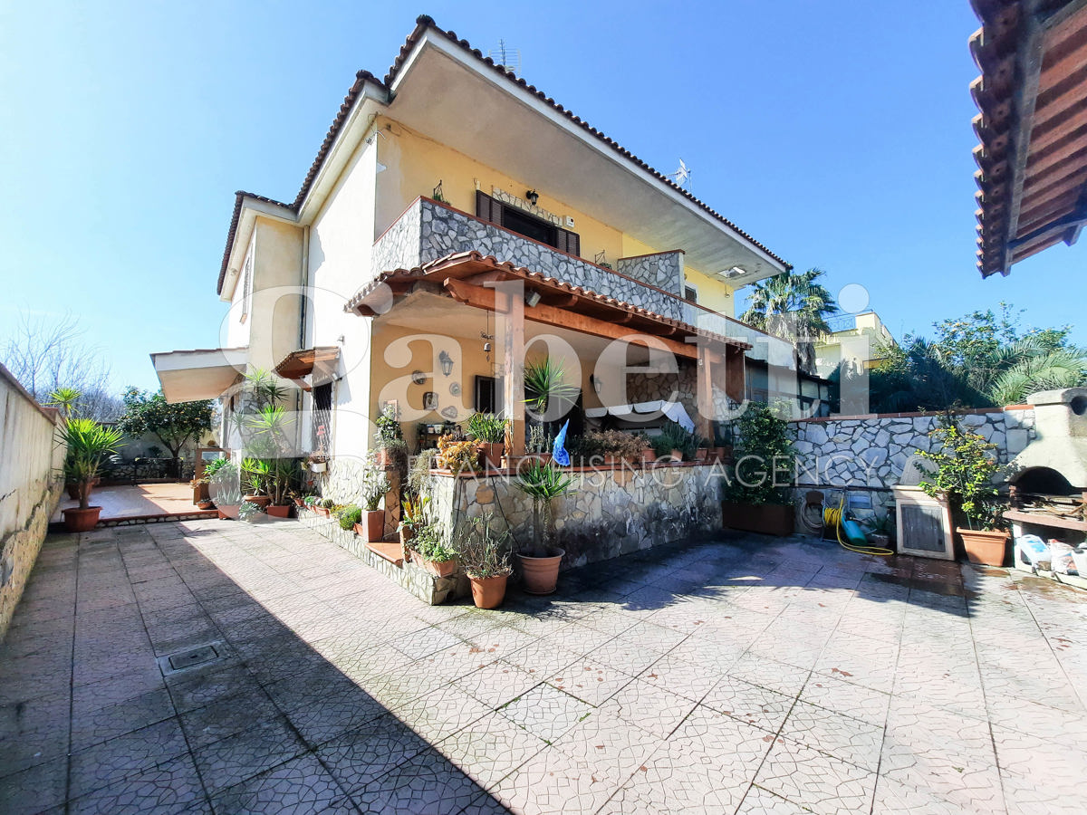 Foto 1 di 25 - Villa in vendita a Giugliano in Campania