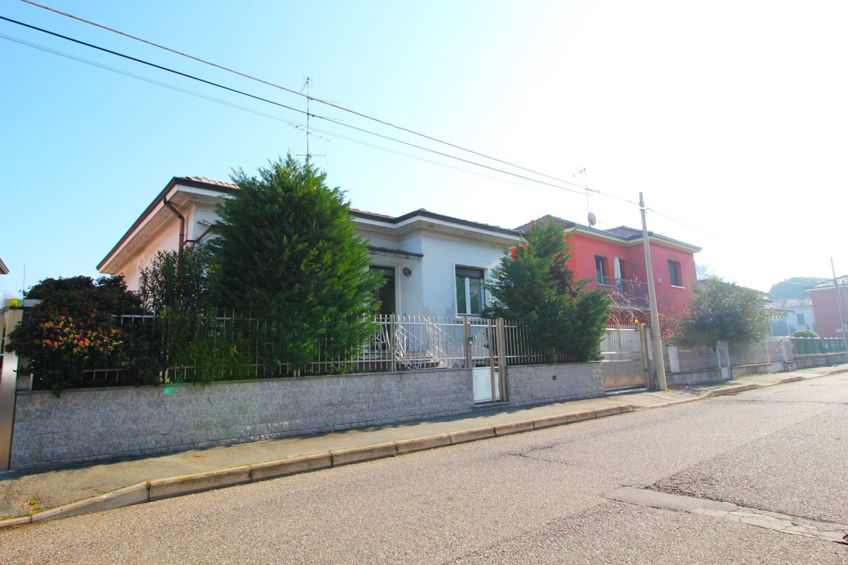 Foto 28 di 29 - Villa in vendita a Legnano