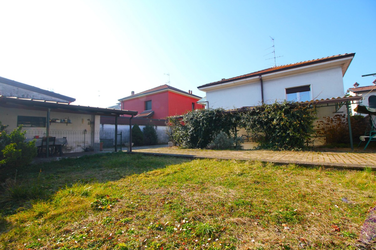 Foto 1 di 29 - Villa in vendita a Legnano