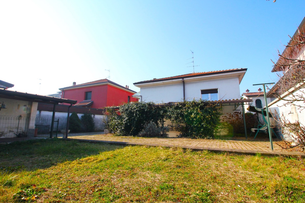 Foto 2 di 29 - Villa in vendita a Legnano